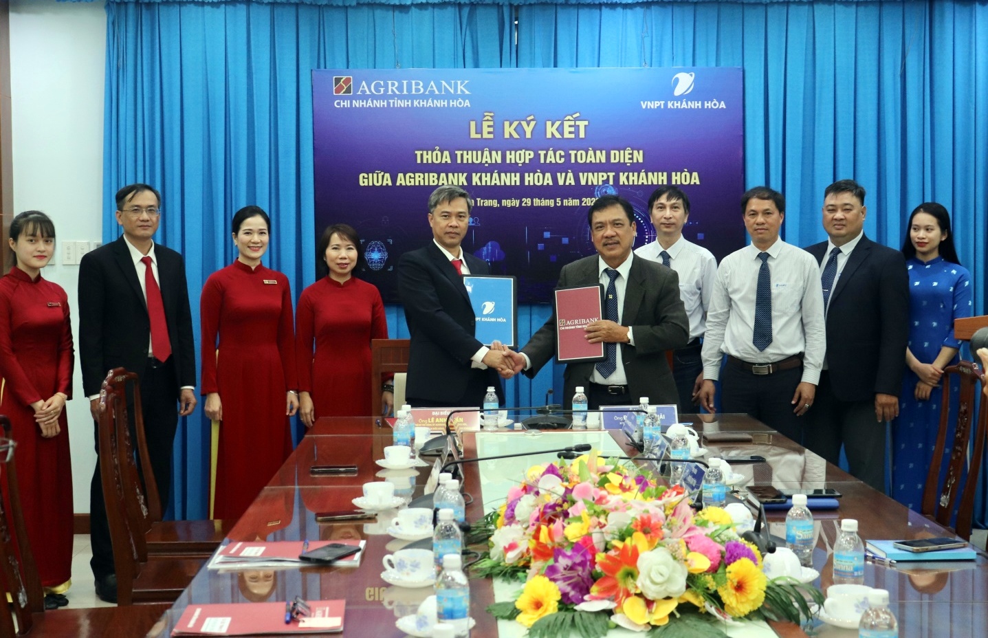 Lãnh đạo Agribank Khánh Hòa và VNPT Khánh Hòa ký kết thỏa thuận hợp tác toàn diện. Ảnh: NH.