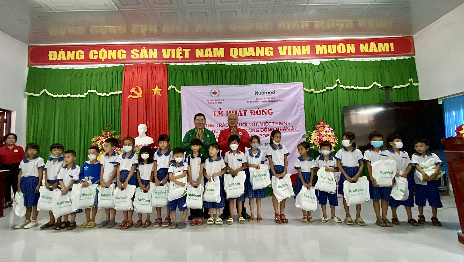 Nutifood trao sữa cho các học sinh tại trường Tiểu học Nguyễn Thị Lang, huyện Bình Đại, tỉnh Bến Tre ngày 26/5. Ảnh: Nutifood.