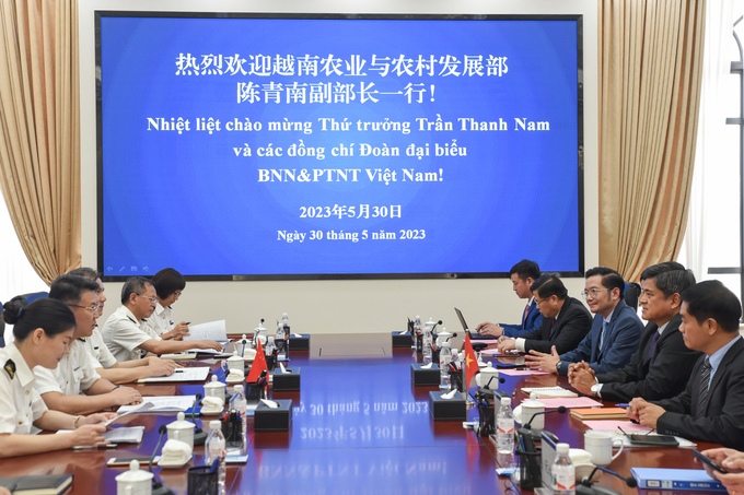 Đoàn công tác Bộ NN-PTNT làm việc với Cục Hải quan Nam Ninh, Tổng cục Hải quan Trung Quốc tại Quảng Tây, ngày 30/5. Ảnh: Cao Trần.
