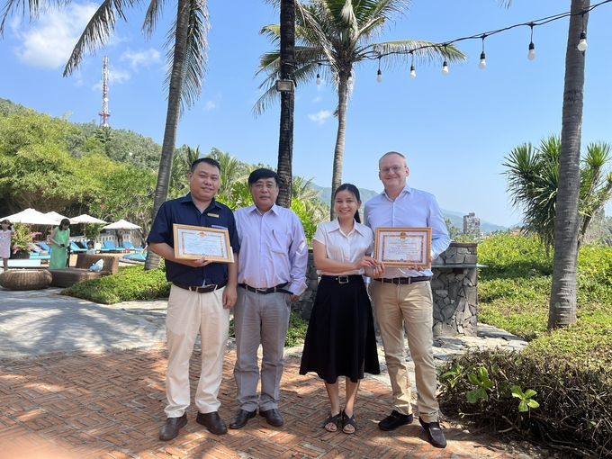Mr. Tran Van Vinh, Deputy Director of Binh Dinh Sub-Department of Fisheries (2nd from left) presenting certificates of merit to Avani Quy Nhon Resort and Anantara Quy Nhon Villas on behalf of the Binh Dinh Department of Agriculture and Rural Development. Photo: V.D.T.