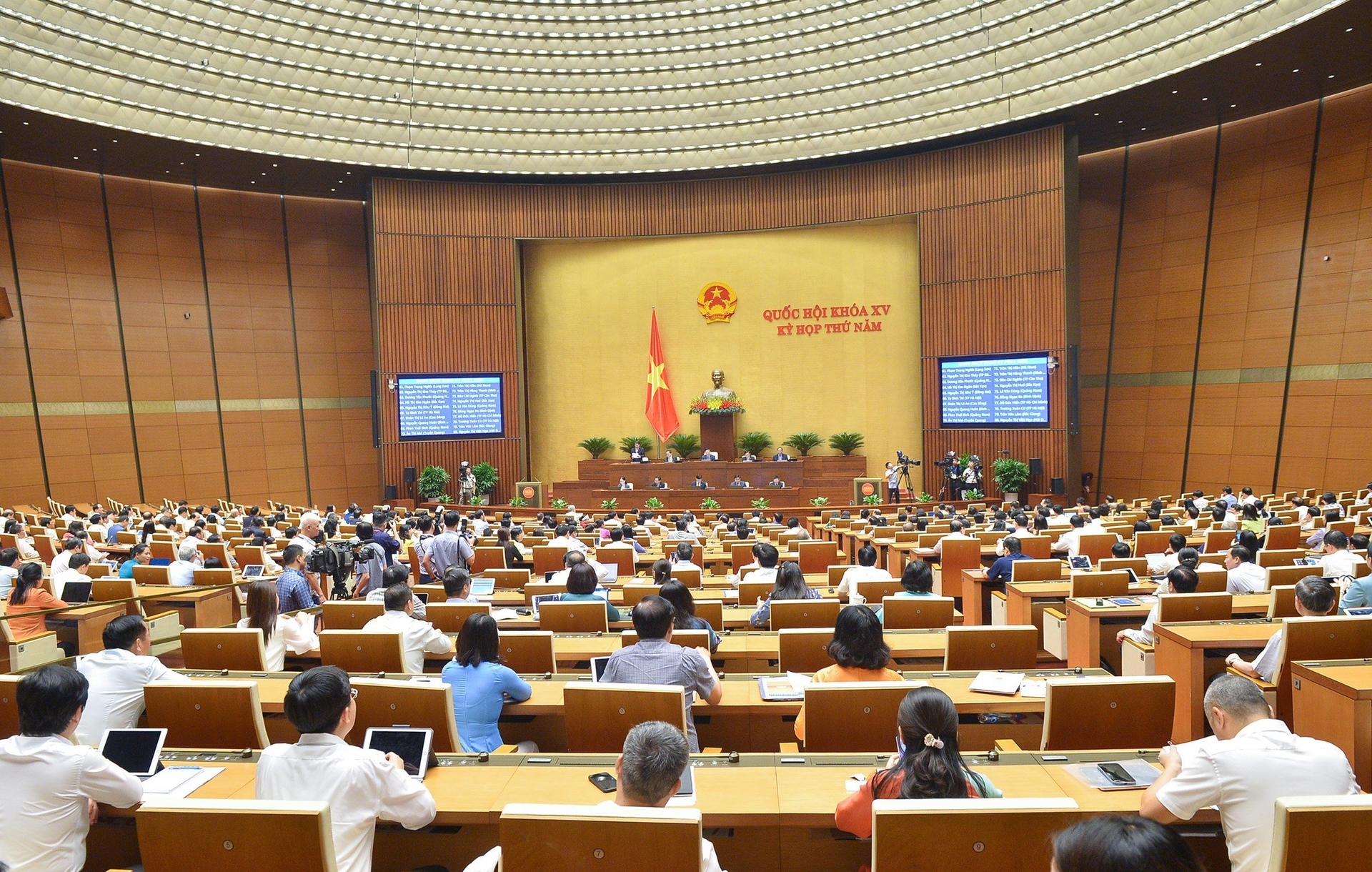 Sáng 31/5, Quốc hội thảo luận ở hội trường về phát triển kinh tế - xã hội và ngân sách nhà nước.
