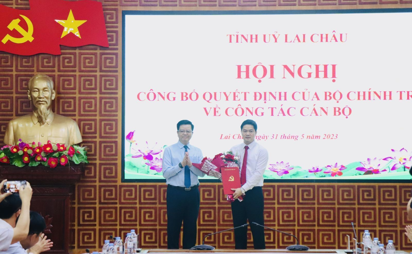 Ông Mai Văn Chính, Ủy viên Trung ương Đảng, Phó Trưởng Ban Thường trực Ban Tổ chức Trung ương trao quyết định và tặng hoa chúc mừng ông Vũ Mạnh Hà nhận nhiệm vụ mới. Ảnh: T.L.