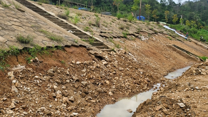 Một đoạn kè bị sạt lở nặng, tấm lót không còn, chỉ còn đất. Ảnh: Tuấn Anh.