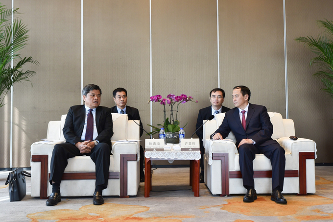 Deputy Minister of Agriculture and Rural Development Tran Thanh Nam and Mr. Hua Hien Huy, Vice Chairman of Zhuang Autonomous Region of Guangxi Province discussing the cooperative relationship between Vietnam and Guangxi. Photo: Cao Tran.