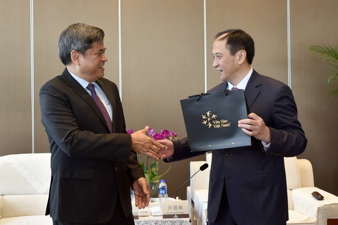 Deputy Minister Tran Thanh Nam and Mr. Hua Hien Huy (right) exchanging souvenirs. Photo: Cao Tran.