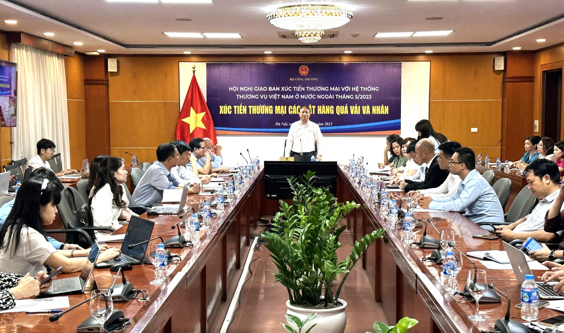 Hội nghị giao ban Xúc tiến thương mại với hệ thống Thương vụ Việt Nam ở nước ngoài tháng 5/2023 về chủ đề 'Xúc tiến thương mại các mặt hàng quả vải và nhãn'. Ảnh: Quang Linh. 