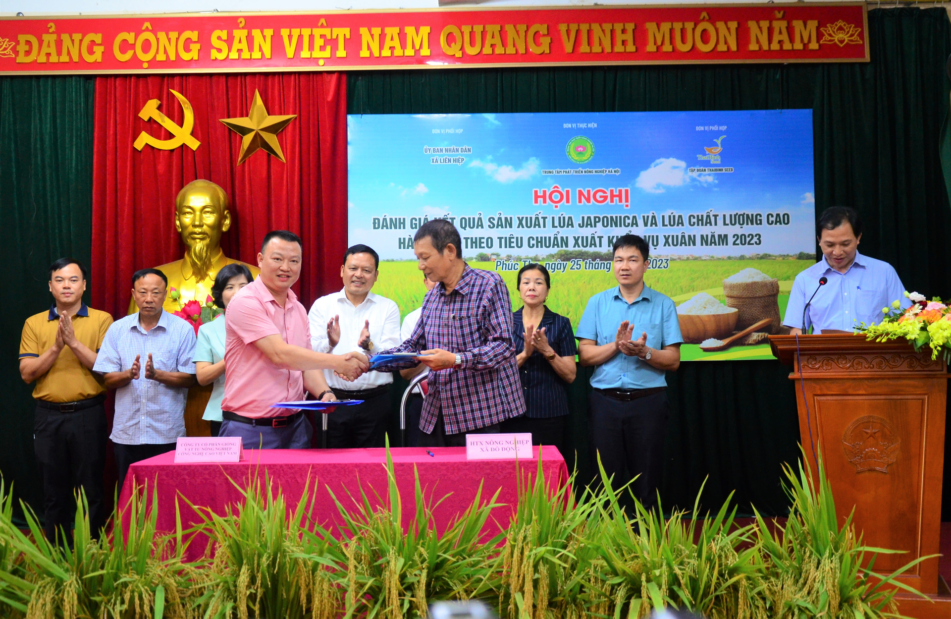 Ký kết hợp tác tiêu thụ lúa giữa TP Hà Nội và Công ty Cổ phần Giống - Vật tư Nông nghiệp Công nghệ cao Việt Nam. Ảnh: Dương Đình Tường.