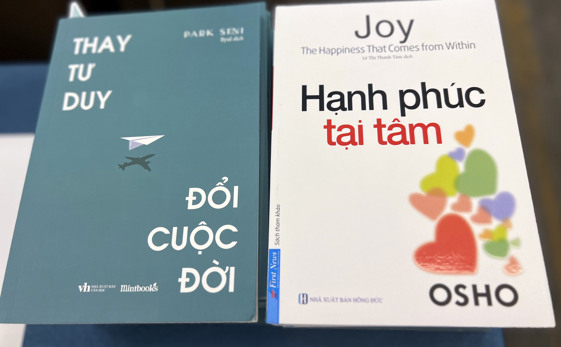 Hai cuốn sách 'Thay tư duy, đổi cuộc đời', 'Hạnh phúc tại tâm' được Bộ trưởng Lê Minh Hoan gửi tới, tặng các bạn trẻ khởi nghiệp.