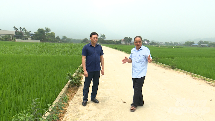 Ông Vũ Văn Luận - Phó chủ tịch UBND xã Văn Yên, huyện Đại Từ, tỉnh Thái Nguyên (bên phải) kể về đoạn đường mới được mở rộng, 100% người dân 2 bên đường hiến đất. Ảnh: Toán Nguyễn.