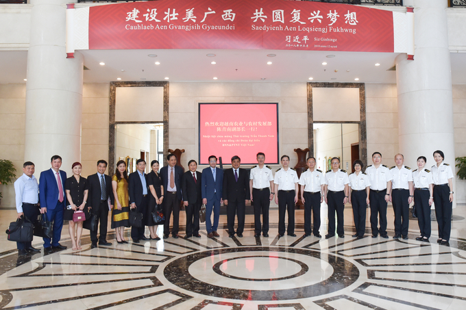 The Ministry of Agriculture and Rural Development of Vietnam and the Nanning's Department of Customs taking a commemorative photo after the meeting. Photo: Cao Tran.