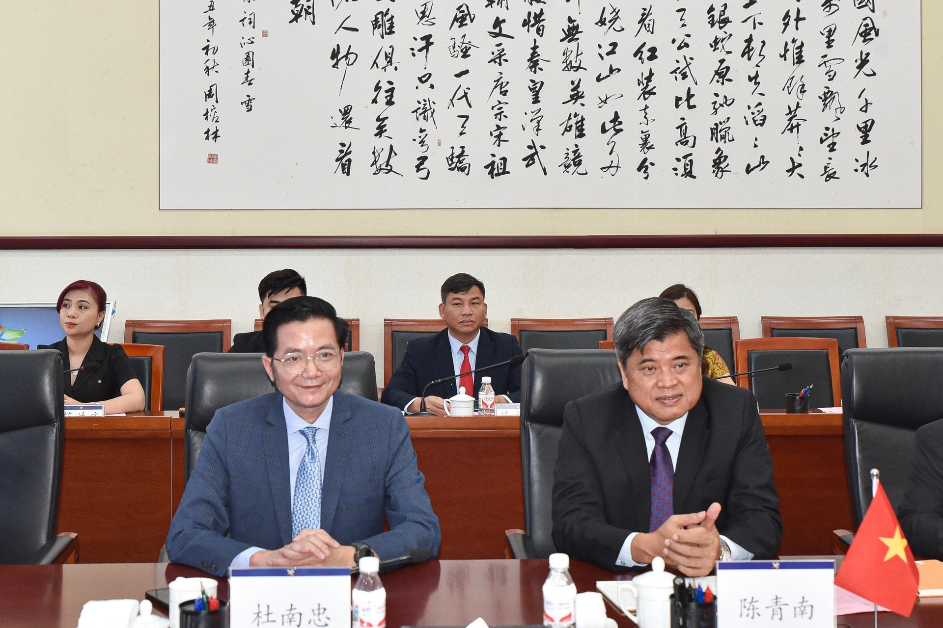 Mr. Do Nam Trung, Consul General of Vietnam in Nanning, Guangxi (left) joining the Ministry of Agriculture and Rural Development in a meeting with Nanning. Photo: Cao Tran.
