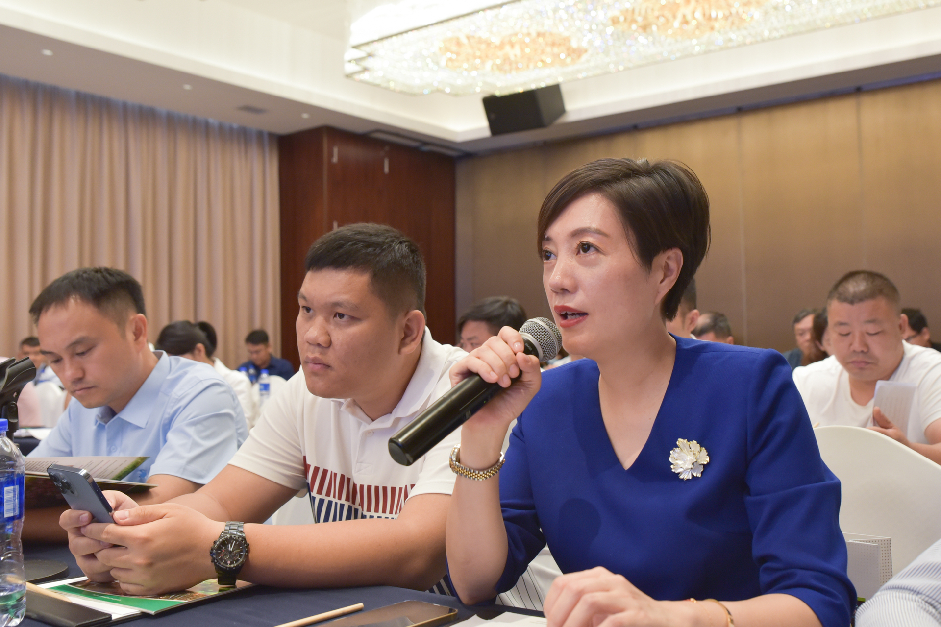 Representatives of Kim Phuc Company inquiring about the dragon fruit industry in Vietnam. Photo: Cao Tran.