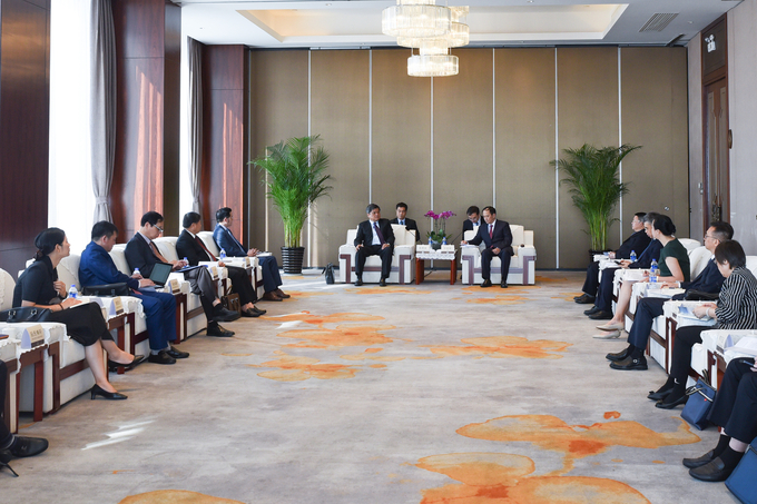 The Ministry of Agriculture and Rural Development discussing with the authorities of the Zhuang Autonomous Region of Guangxi Province. Photo: Cao Tran.