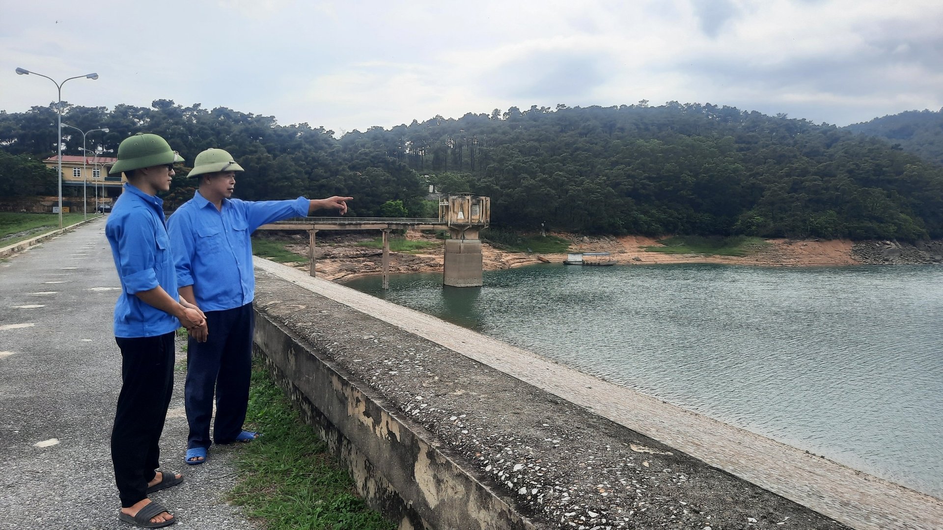 Hiện mực nước tại hồ thủy lợi Yên Lập đang ở mức thấp hơn so với cùng kỳ năm 2022. Ảnh: Nguyễn Thành.