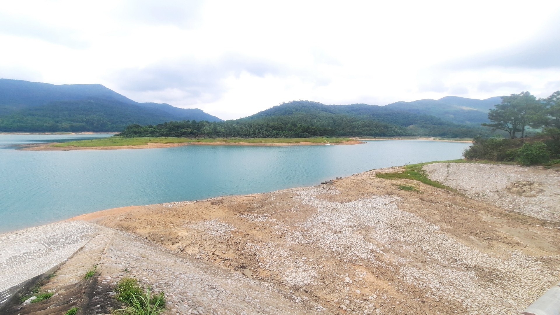 Mực nước tại hồ Yên Lập đang hạ xuống còn 21,1m, thấp so với cùng kỳ năm ngoái 1,9m. Ảnh: Nguyễn Thành.