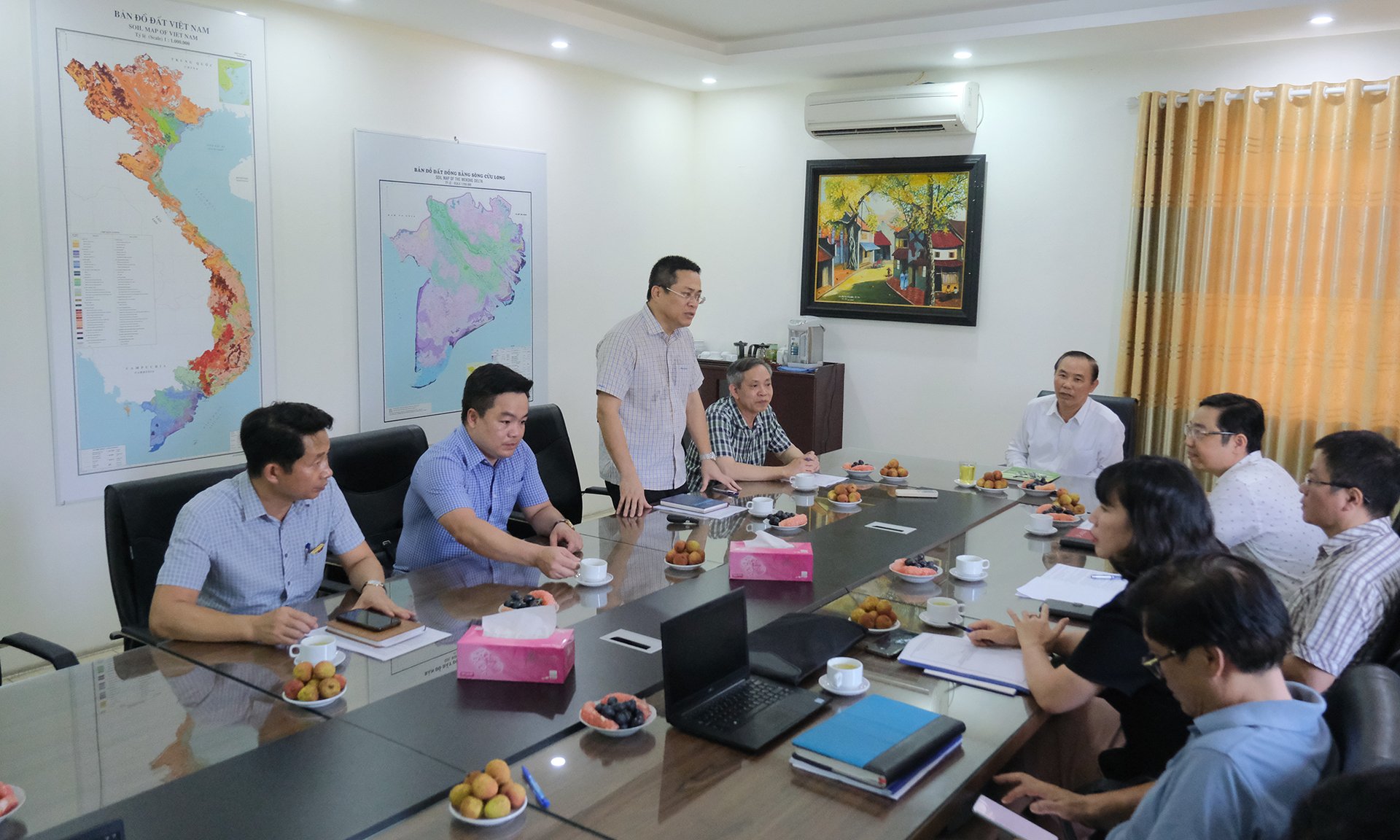 PGS. TS Trần Minh Tiến báo cáo kết quả hoạt động với đoàn công tác của Bộ NN-PTNT. Ảnh: Bảo Thắng.