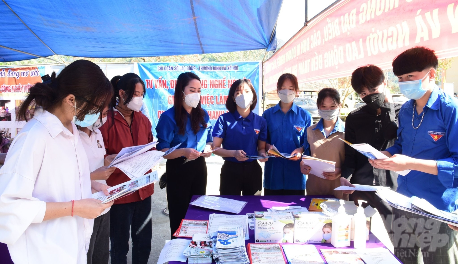 Tư vấn hỗ trợ việc làm, Sở Lao động Thương binh và Xã hội tỉnh Tuyên Quang tăng tần suất tổ chức các phiên giao dịch việc làm. Ảnh: Đào Thanh.
