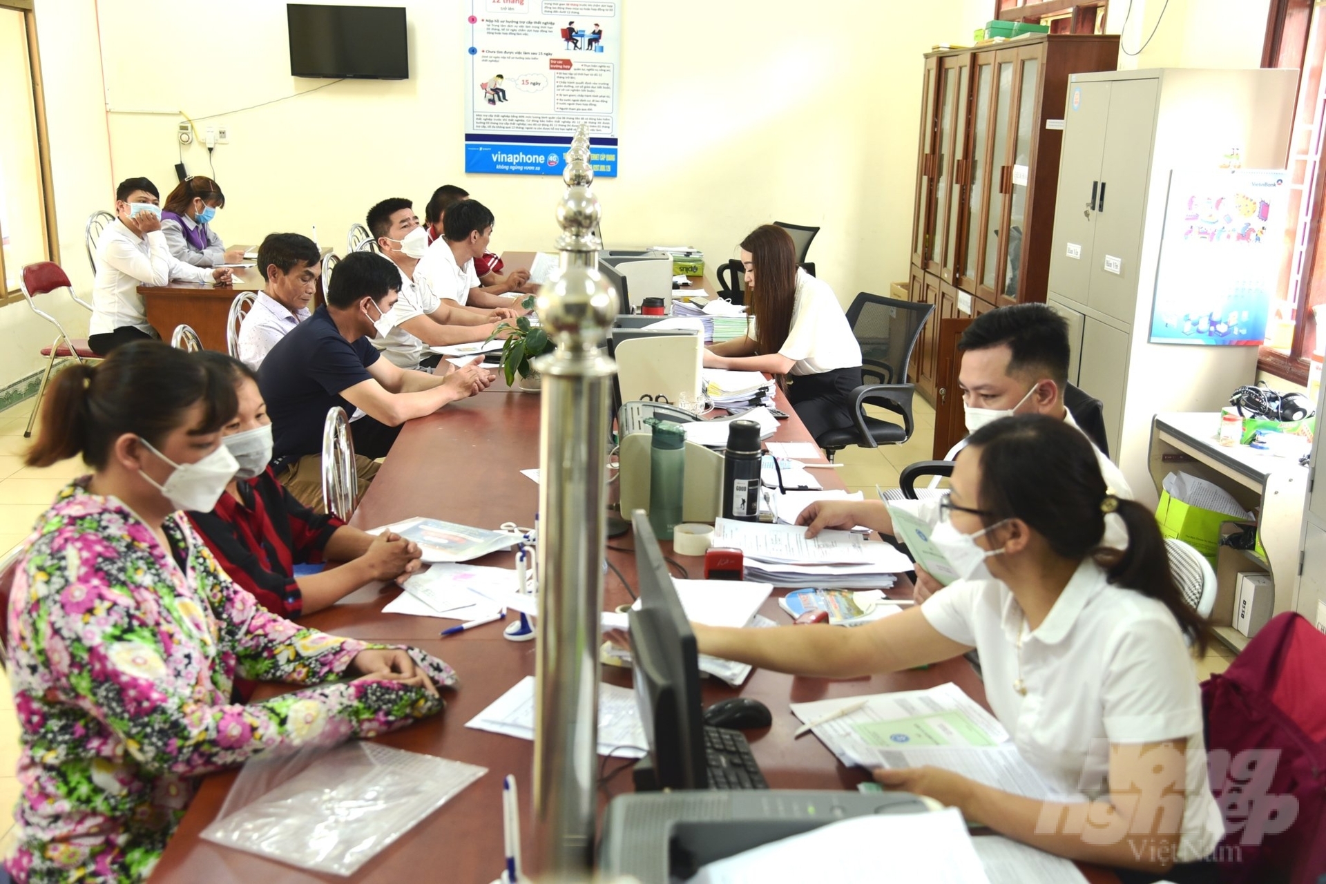 Cán bộ Trung tâm dịch vụ việc làm tỉnh Tuyên Quang hướng dẫn cho người lao động các thủ tục hưởng bảo hiểm thất nghiệp. Ảnh: Đào Thanh.