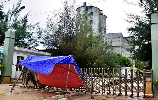 Người dân dựng lều ngăn cản hoạt động gây ô nhiễm môi trường ở Nhà máy Xi măng Đại Việt