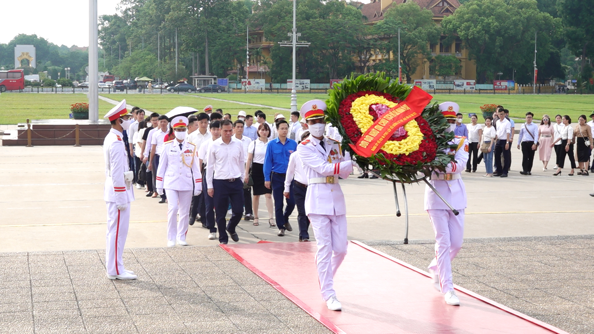 Đảng viên và đoàn viên Bộ NN-PTNT đặt vòng hoa và vào Lăng viếng Chủ tịch Hồ Chí Minh. Ảnh: Quang Linh.