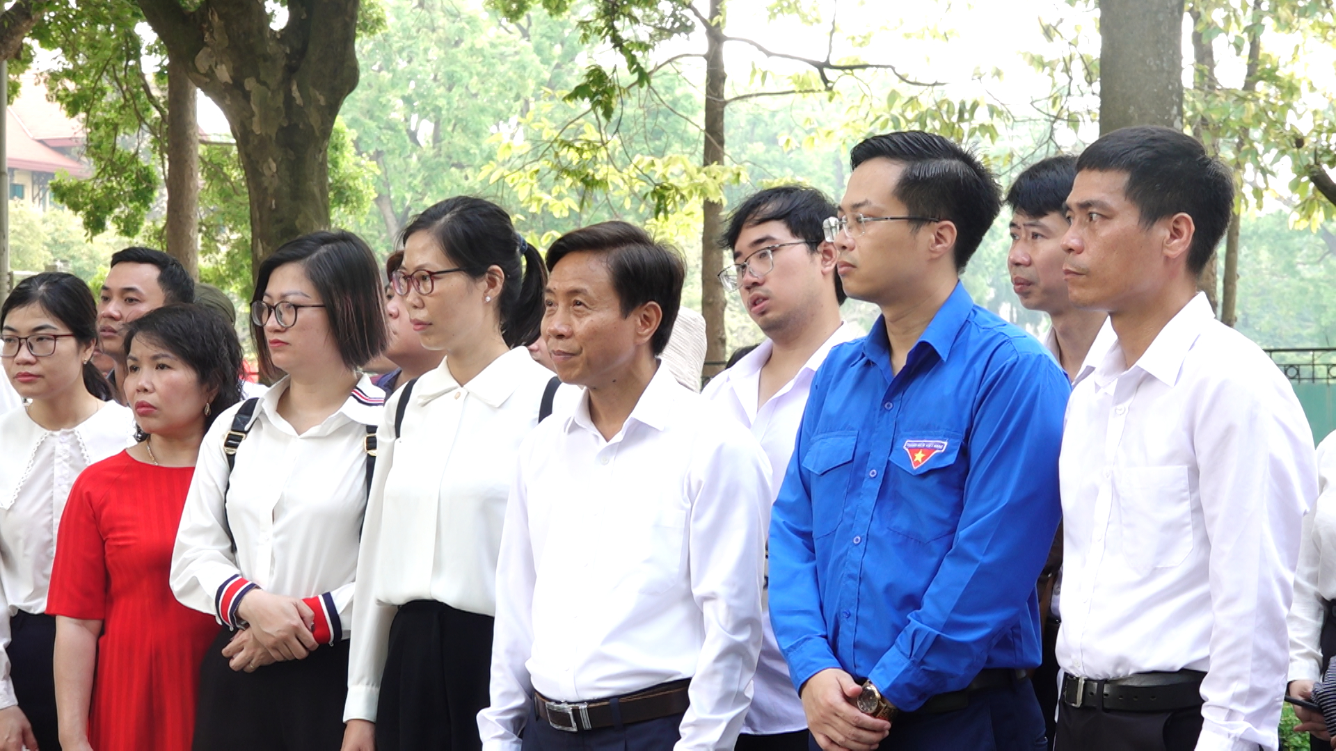 Đoàn Bộ NN-PTNT lắng nghe những câu chuyện về Chủ tịch Hồ Chí Minh. Ảnh: Quang Linh. 