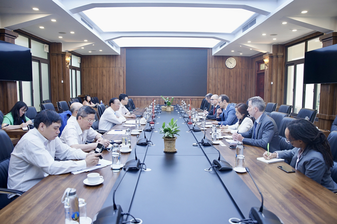 Deputy Minister of Agriculture and Rural Development Phung Duc Tien received and worked with Global Affairs Canada Assistant Deputy Minister (Asia) Weldon Epp on June 1. Photo: Linh Linh.