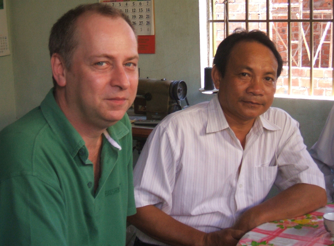 Tiến sĩ Andrew Hardy (bên trái) và tác giả bài viết, tại Quảng Ngãi.