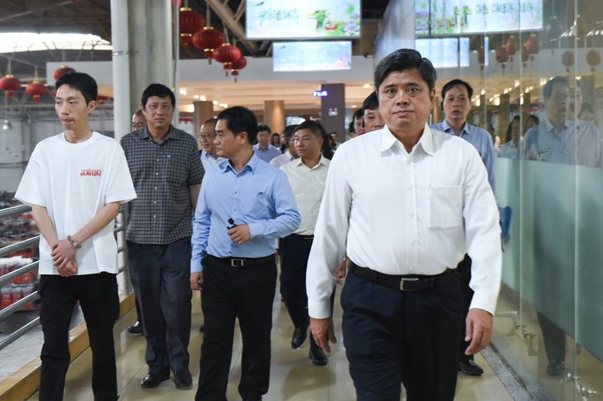 Deputy Minister Tran Thanh Nam visiting a flower trading floor in Yunnan, China.