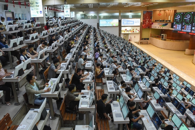 The busy International Flower trading floor in Yunnan.