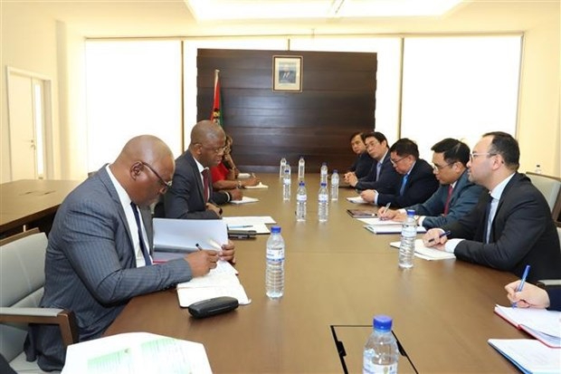 The delegation of the Ministry of Agriculture and Rural Development, led by Deputy Minister Nguyen Quoc Tri, worked with Mozambique's Deputy Minister of Agriculture and Rural Development Olegário dos Anjos Banze. Photo: VNA.