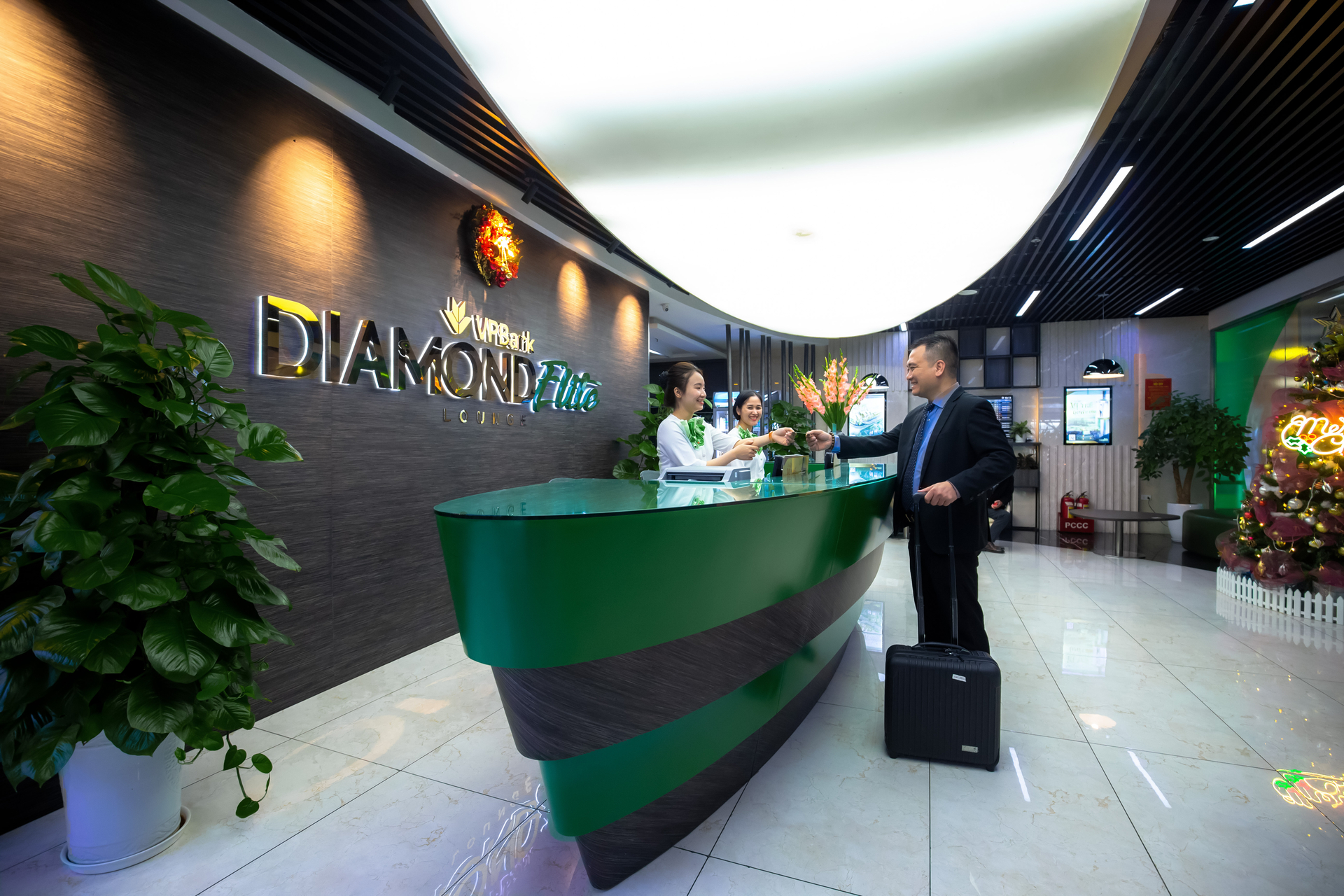 Mỗi khách hàng ưu tiên của VPBank Diamond và người thân đi kèm (số lượng người thân đi kèm tùy theo phân hạng ưu tiên, tối đa 03 người) đều được sử dụng miễn phí toàn bộ dịch vụ, tiện ích tại phòng chờ sân bay. Ảnh: VPBank.