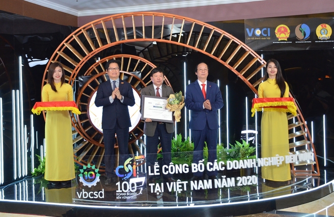 Ông Phạm Đình Luyến (giữa) Tổng Giám đốc Công ty Cao su Chư Păh nhận chứng nhận doanh nghiệp bền vững năm 2020. Ảnh: C.T.