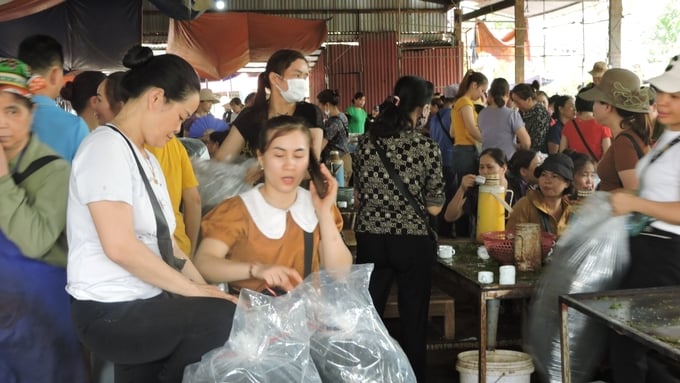 Phiên chợ chè đông đúc người mua, kẻ bán ở Thái Nguyên. Ảnh: Toán Nguyễn.