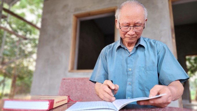 Meritorious teacher Nguyen Dinh Dai. Photo: Van Viet.