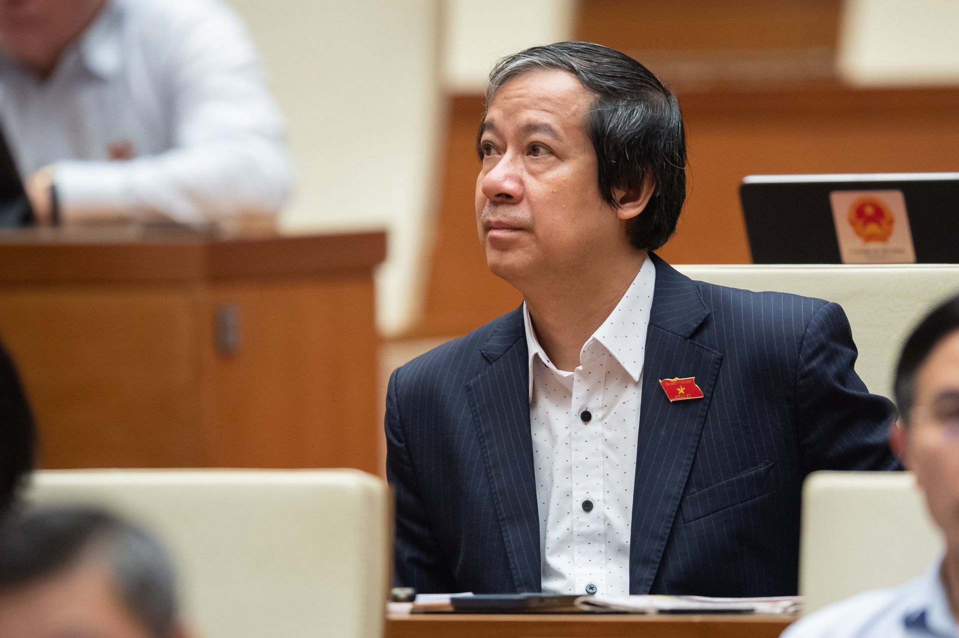 Bộ trưởng Nguyễn Kim Sơn lắng nghe ý kiến của đại biểu Nguyễn Thị Kim Thúy (Đà Nẵng).