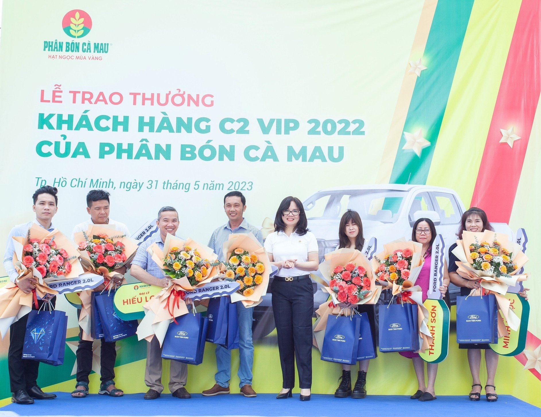 Bà Nguyễn Thị Hiền, Phó Tổng Giám đốc PVCFC (áo trắng giữa) trao ô tô cho 7 đại lý C2 xuất sắc.