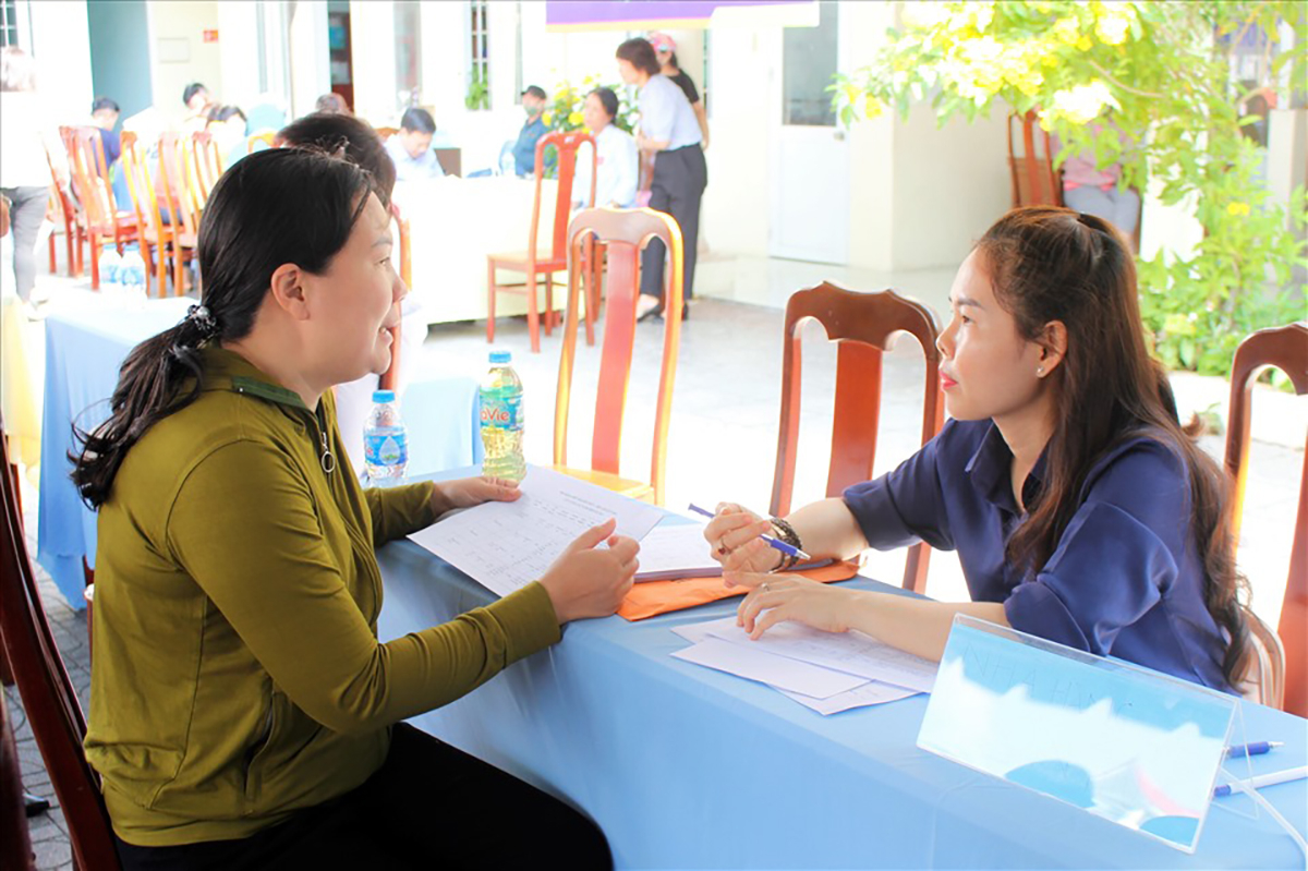Cán bộ Trung tâm Dịch vụ việc làm tỉnh Bà Rịa – Vũng Tàu tư vấn, giới thiệu việc làm cho người lao động thất nghiệp.