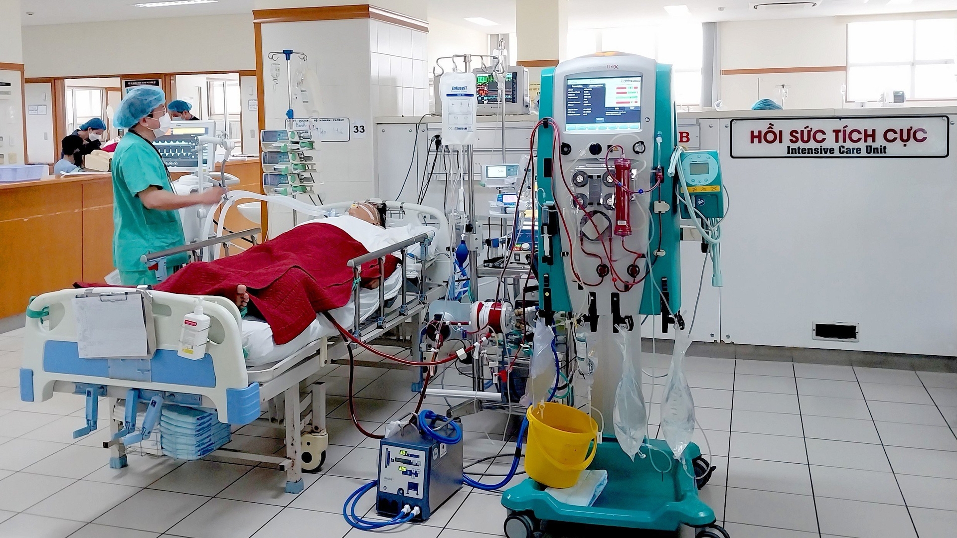 Bệnh nhân Nguyễn Văn D. được các bác sĩ Bệnh viện Trung ương Huế sử dụng kỹ thuật y học hiện đại cứu sống. Ảnh: BVH.