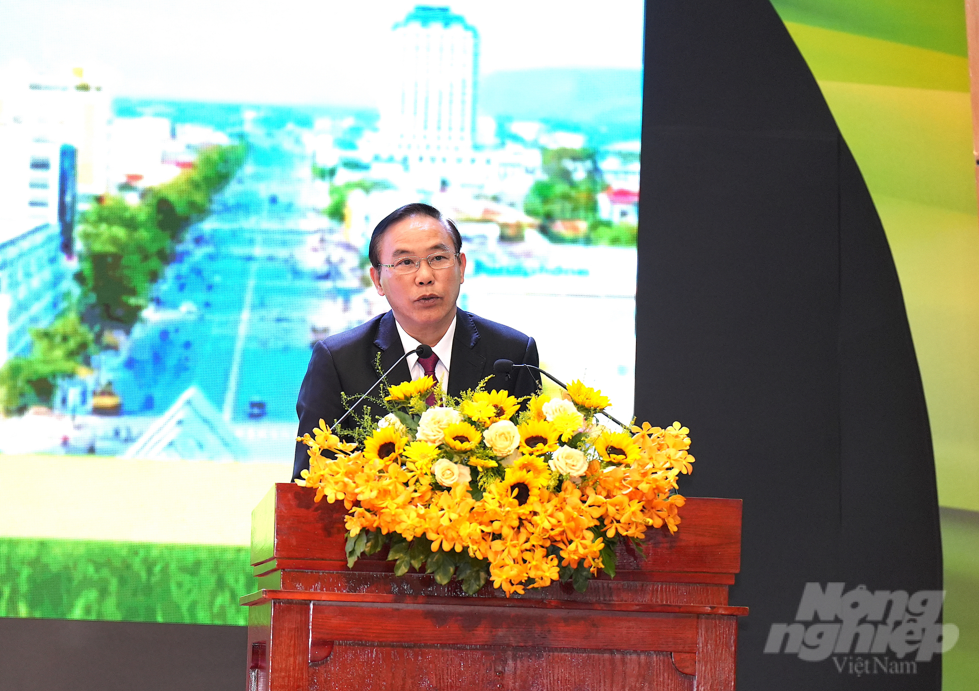 Thứ trưởng Phùng Đức Tiến: 'Trong thời gian tới, Tây Ninh cần sự quyết tâm cao của cả hệ thống chính trị, khai thác và sử dụng có hiệu quả các nguồn lực sẵn có, đồng thời thu hút nguồn lực từ khu vực kinh tế tư nhân và FDI'. Ảnh: Hồng Thuỷ.
