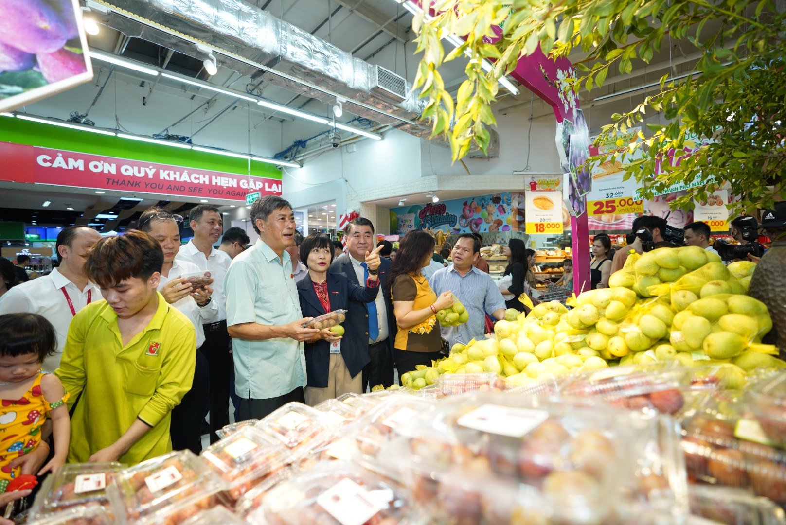 Các đại biểu tham quan khu vực quảng bá mận và nông sản an toàn Sơn La trong siêu thị Big C.