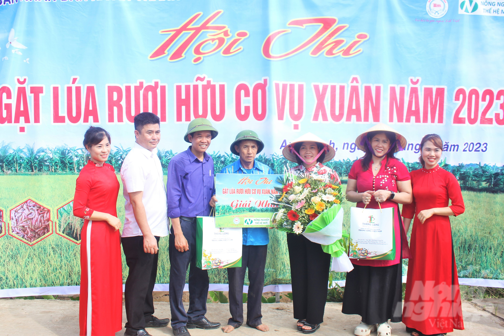 Bà Phạm Thị Đào, Phó Giám đốc Sở NN-PTNT Hải Dương (thứ 3 từ phải sang) cùng đại diện các doanh nghiệp liên kết, thu mua lúa hữu cơ canh tác tại ruộng rươi trao giải thưởng cho các đội thi.