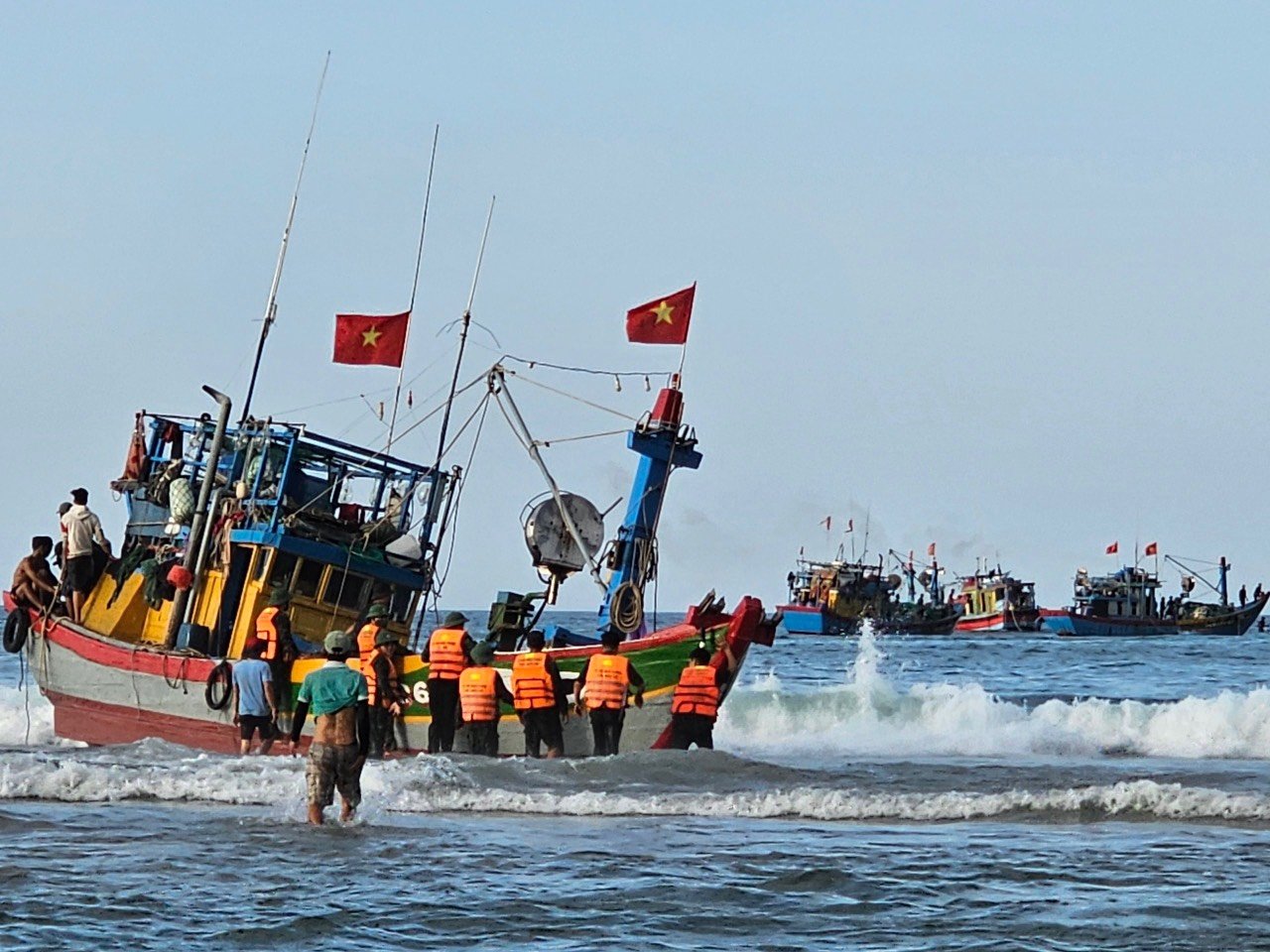 Hàng chục cán bộ, chiến sĩ Bộ đội Biên phòng Thừa Thiên - Huế cùng ngư dân cứu hộ tàu gặp sự cố trên biển. Ảnh: BPH.