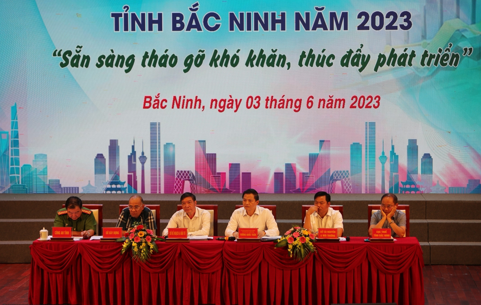 Hội nghị đối thoại với đại diện các hợp tác xã, doanh nghiệp, hộ sản xuất kinh doanh trên địa bàn tỉnh Bắc Ninh năm 2023 có chủ đề 'Sẵn sàng tháo gỡ khó khăn, thúc đẩy phát triển'. Ảnh: KL.