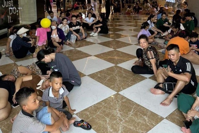 Người dân nằm la liệt tại một trung tâm thương mại ở TP Hạ Long để tránh nóng do nhà bị mất điện. Ảnh: Quốc Nam
