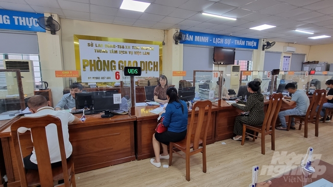 Người lao động đến làm thủ tục BHTN tại Phòng giao dịch, Trung tâm Dịch vụ việc làm Thái Nguyên. Ảnh: Toán Nguyễn.