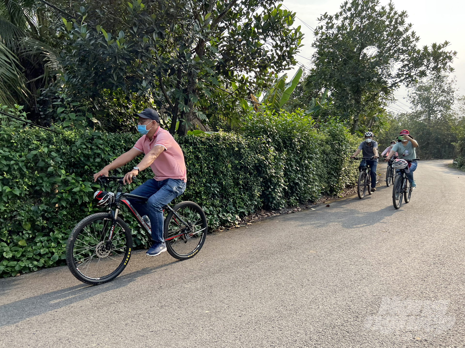 Đến với chương trình du lịch 'Hoa thơm trái ngọt vùng đất thép năm 2023' du khách có thể sử dụng xe đạp, phương tiện cá nhân, hoặc tản bộ tham quan tìm hiểu làng trái cây xã Trung An. Ảnh: Nguyễn Thủy.
