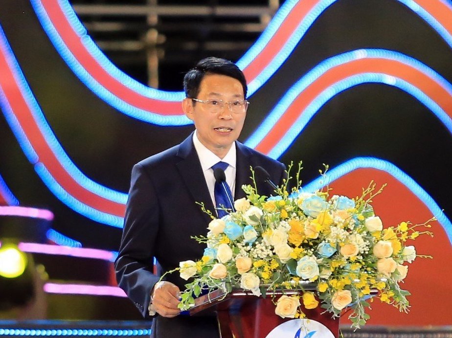 Ông Đinh Văn Thiệu, Phó Chủ tịch UBND tỉnh Khánh Hòa phát biểu tại đêm khai mạc Festival Biển Nha Trang - Khánh Hòa. Ảnh: KS.