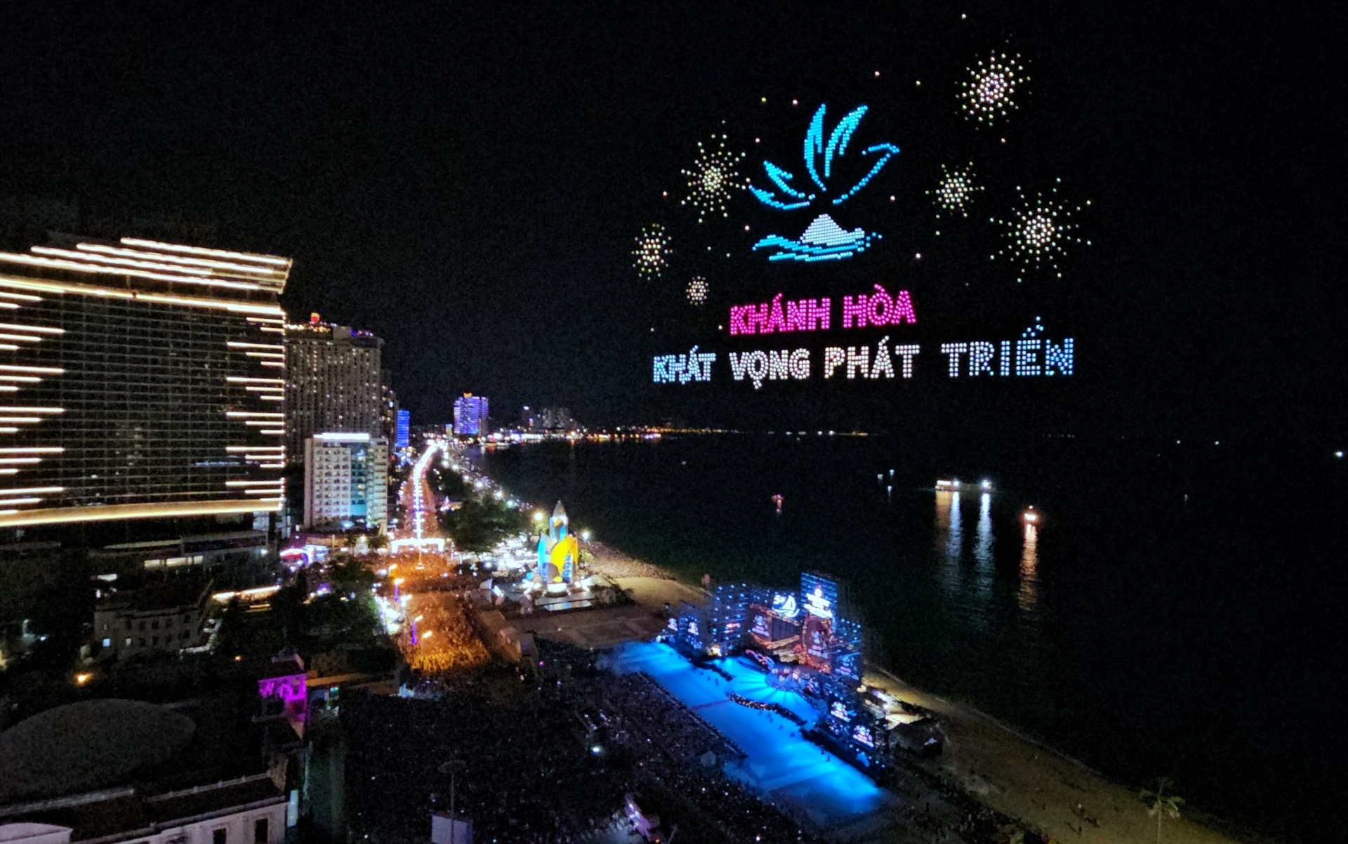 Đây là lần đầu tiên, tỉnh Khánh Hòa trình diễn ánh sáng mới lạ, hấp dẫn từ thiết bị bay không người lái tại Festival Biển Nha Trang. Ảnh: PV.