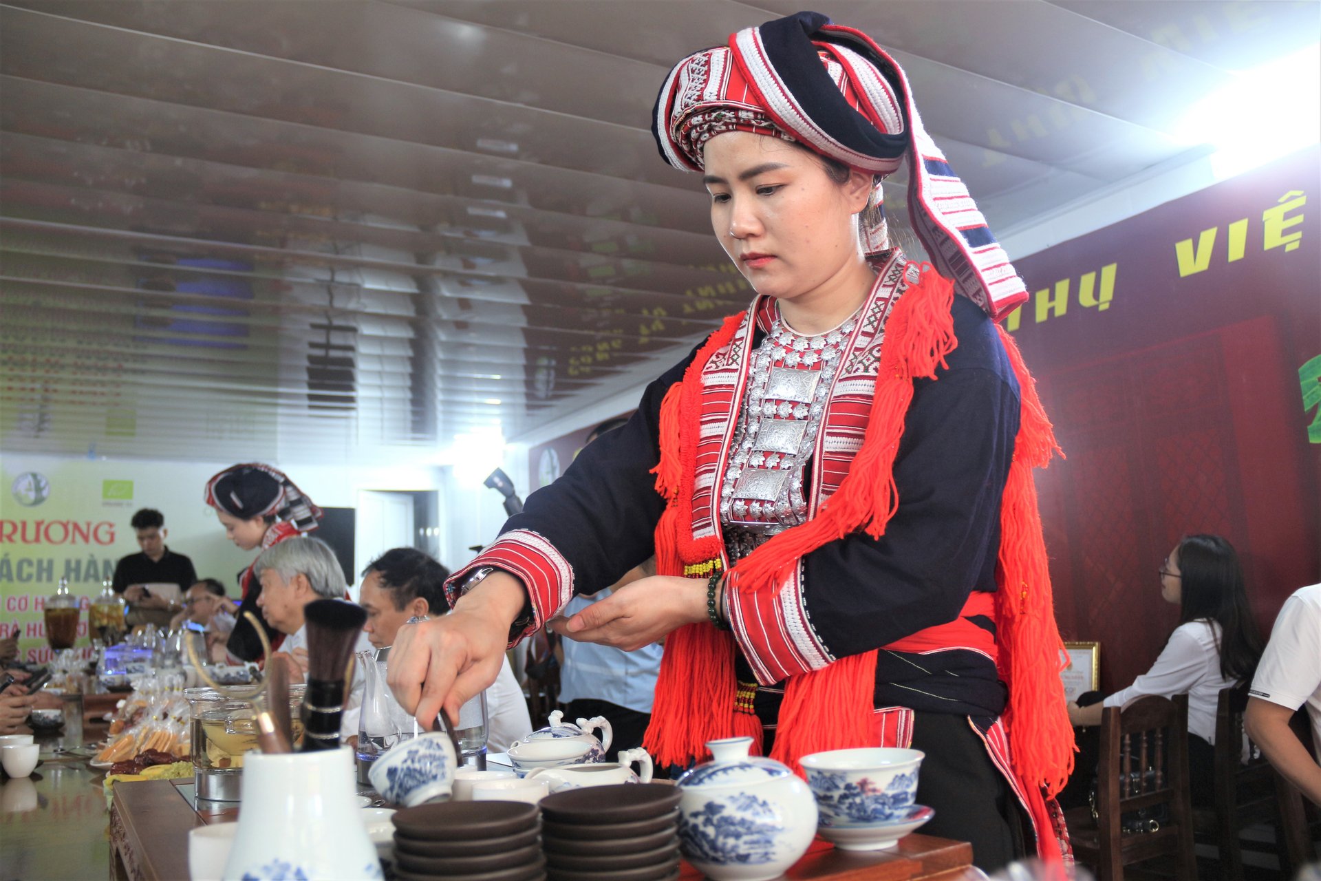 Người yêu văn hóa trà Thủ đô có thể trực tiếp tới thưởng thức trà shan tuyết cổ thụ. Ảnh: Phạm Hiếu.