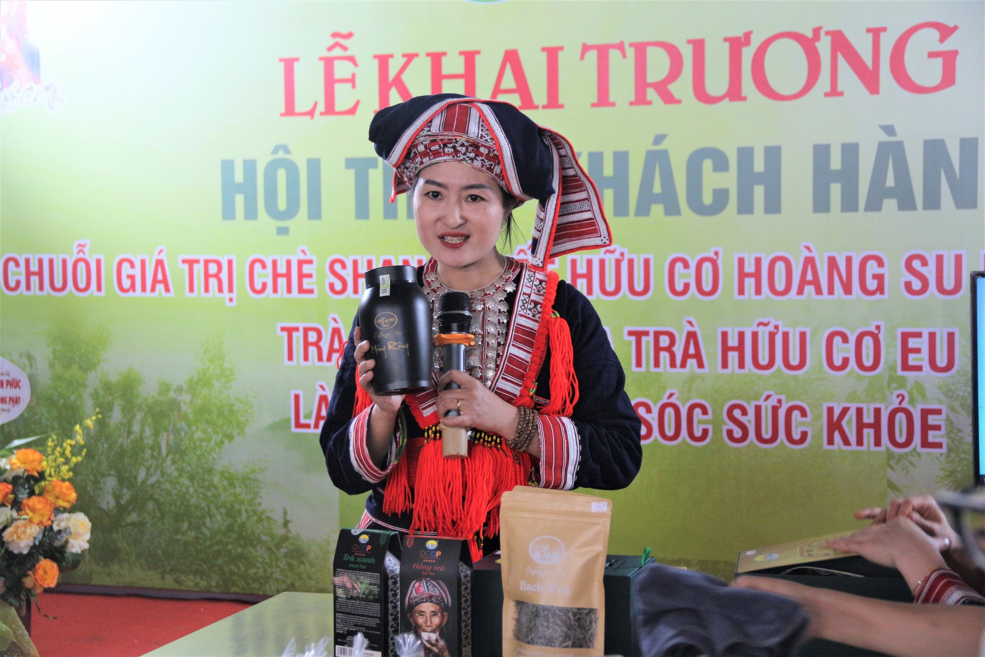 Trà nương giới thiệu sản phẩm tại lễ khai trương cửa hàng chè shan tuyết cổ thụ tại Hà Nội ngày 3/6. Ảnh: Phạm Hiếu.